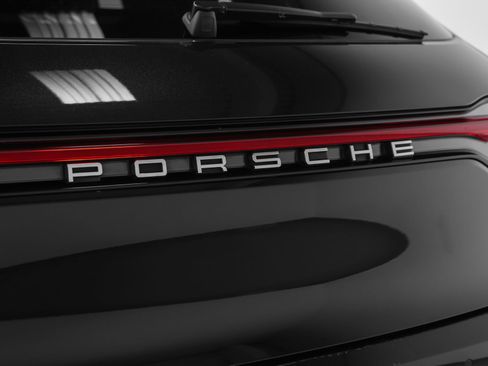 Certified 2022 Porsche Macan AWD/4WD image 19