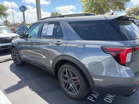 Used 2025 Ford Explorer ST-Line w/ ST-Line Street Pack image 6