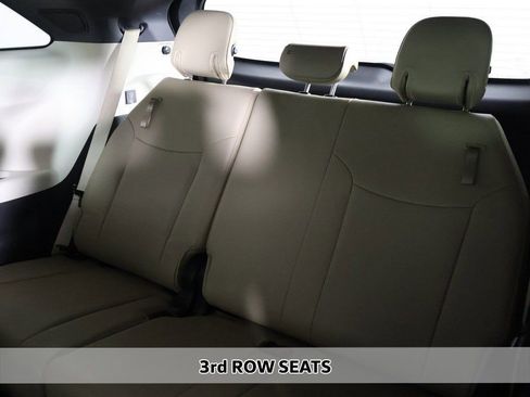 Used 2022 Toyota Sienna Limited image 9