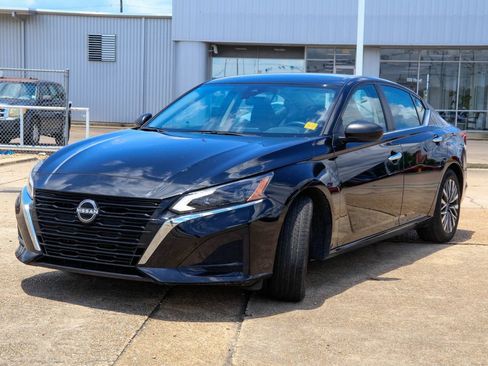 Used 2025 Nissan Altima 2.5 SV FWD image 23