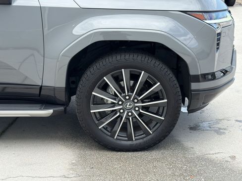 Used 2024 Lexus GX 550 w/ Accessory Package (2T) AWD/4WD image 11