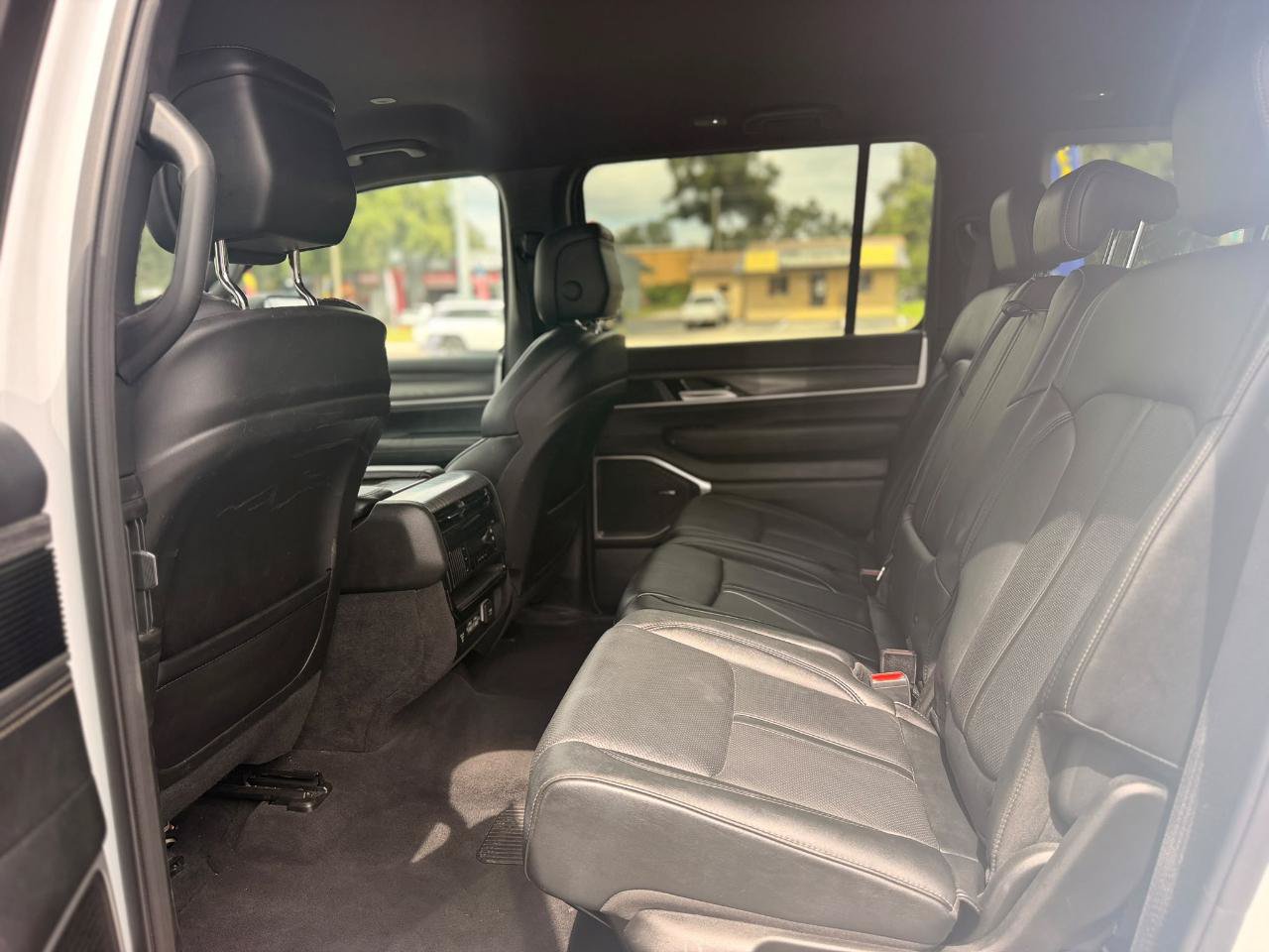 Used 2024 Jeep Wagoneer L Series II w/ Flexible Seating Group RWD image 16