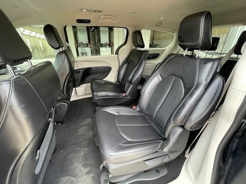 Used 2023 Chrysler Pacifica Touring-L FWD image 26
