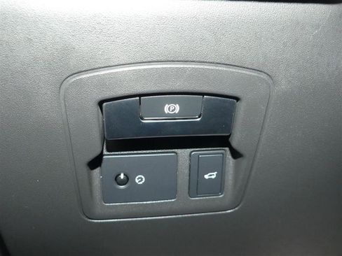 Used 2018 Land Rover Range Rover Velar S image 25