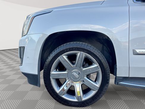 Used 2017 Cadillac Escalade Luxury AWD/4WD image 19