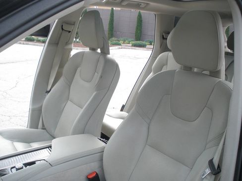 Used 2016 Volvo XC90 T6 Momentum w/ Momentum Plus Package AWD/4WD image 31