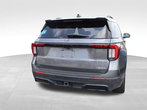 Used 2025 Ford Explorer ST-Line w/ ST-Line Street Pack image 11