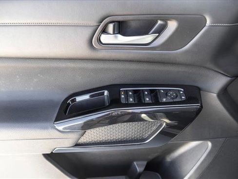 Used 2022 Nissan Pathfinder SV AWD/4WD image 13