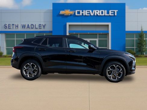 Used 2025 Chevrolet Trax LT FWD image 8