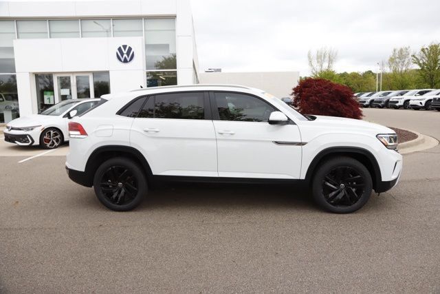 Used 2023 Volkswagen Atlas Cross Sport SE w/ Black Wheel Package AWD/4WD image 2
