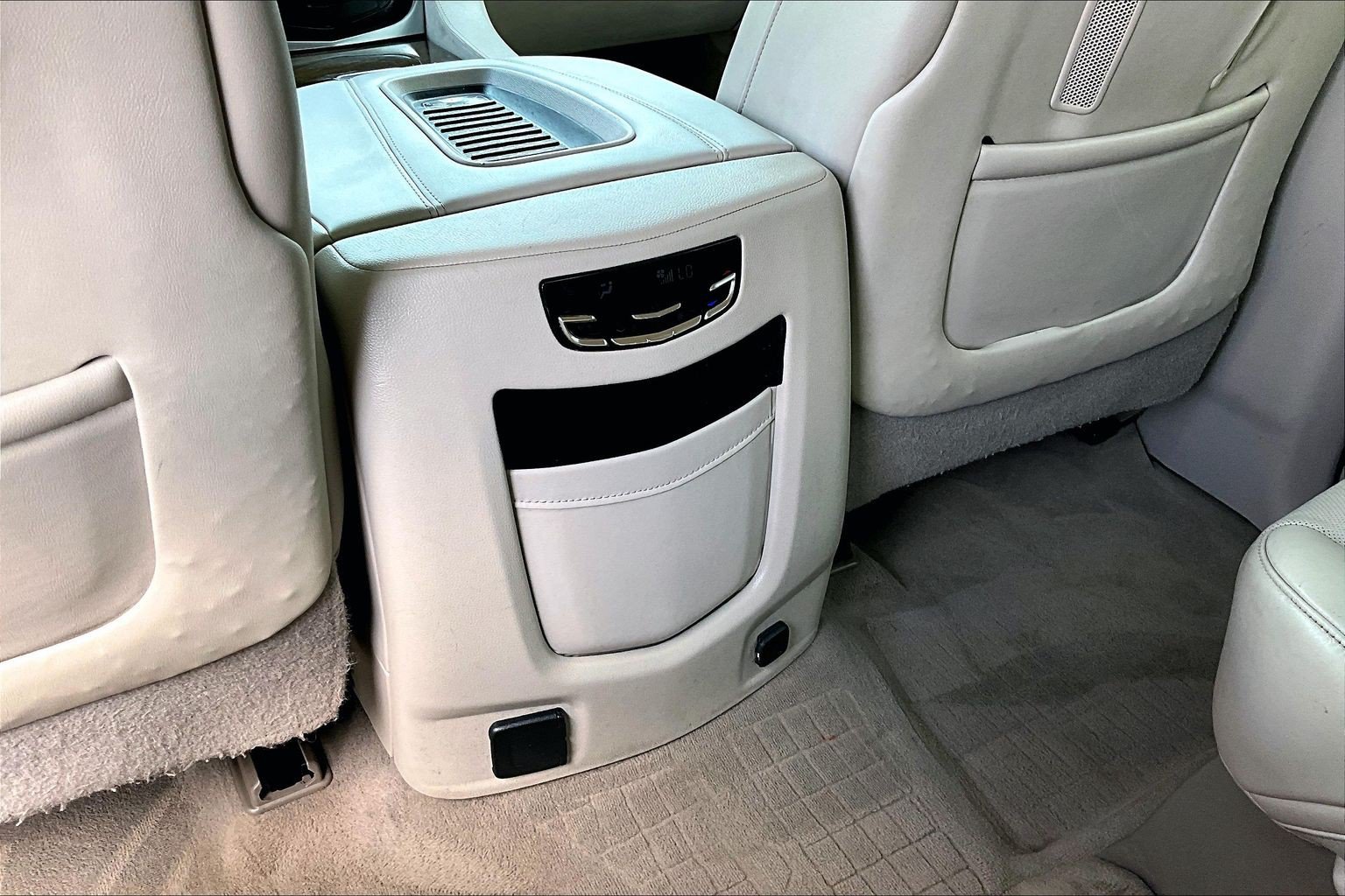 Used 2018 Cadillac Escalade Luxury AWD/4WD image 24
