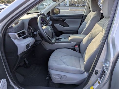 Used 2023 Toyota Highlander LE image 24