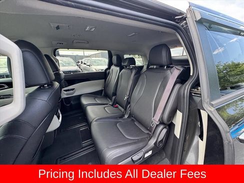 Used 2022 Kia Carnival EX FWD image 12