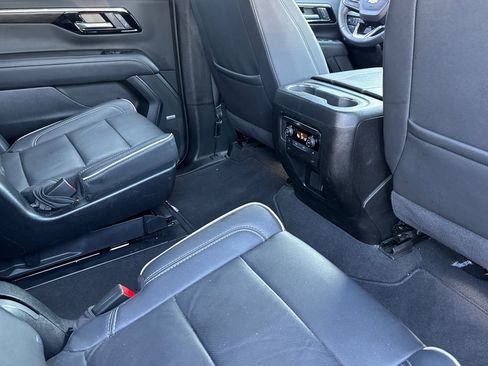 Used 2025 Chevrolet Suburban Premier image 18