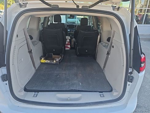 Used 2022 Chrysler Pacifica Touring-L image 8