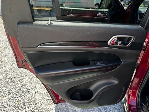 Used 2017 Jeep Grand Cherokee Trailhawk AWD/4WD image 15