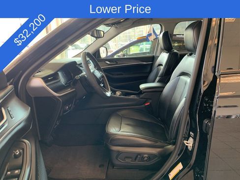 Used 2023 Jeep Grand Cherokee Limited AWD/4WD image 3