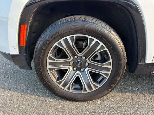 Used 2025 Jeep Wagoneer Series II AWD/4WD image 9