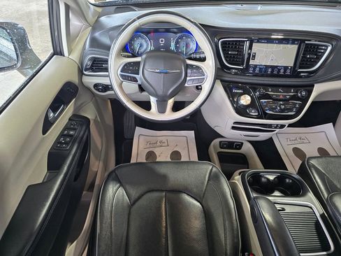 Used 2020 Chrysler Pacifica Limited FWD image 15