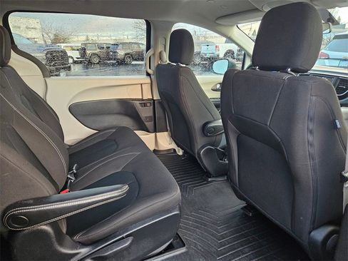 Used 2021 Chrysler Voyager L image 35