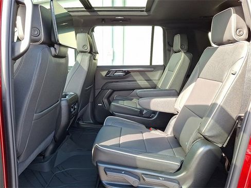 New 2026 Chevrolet Suburban Premier image 5