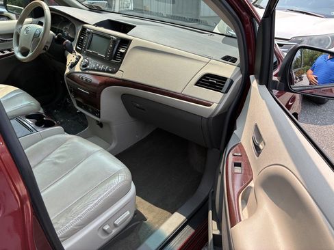Used 2012 Toyota Sienna XLE w/ Premium Pkg FWD image 22