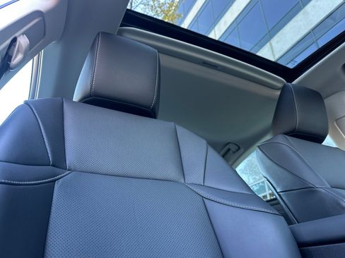 Certified 2025 Lexus ES 300h w/ Premium Package image 20