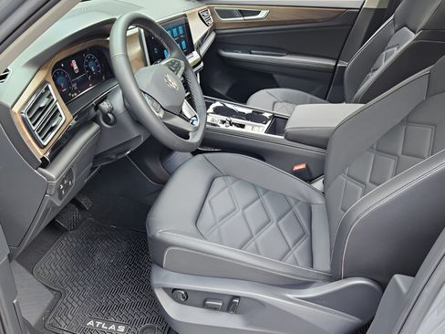Used 2026 Volkswagen Atlas SE FWD image 13