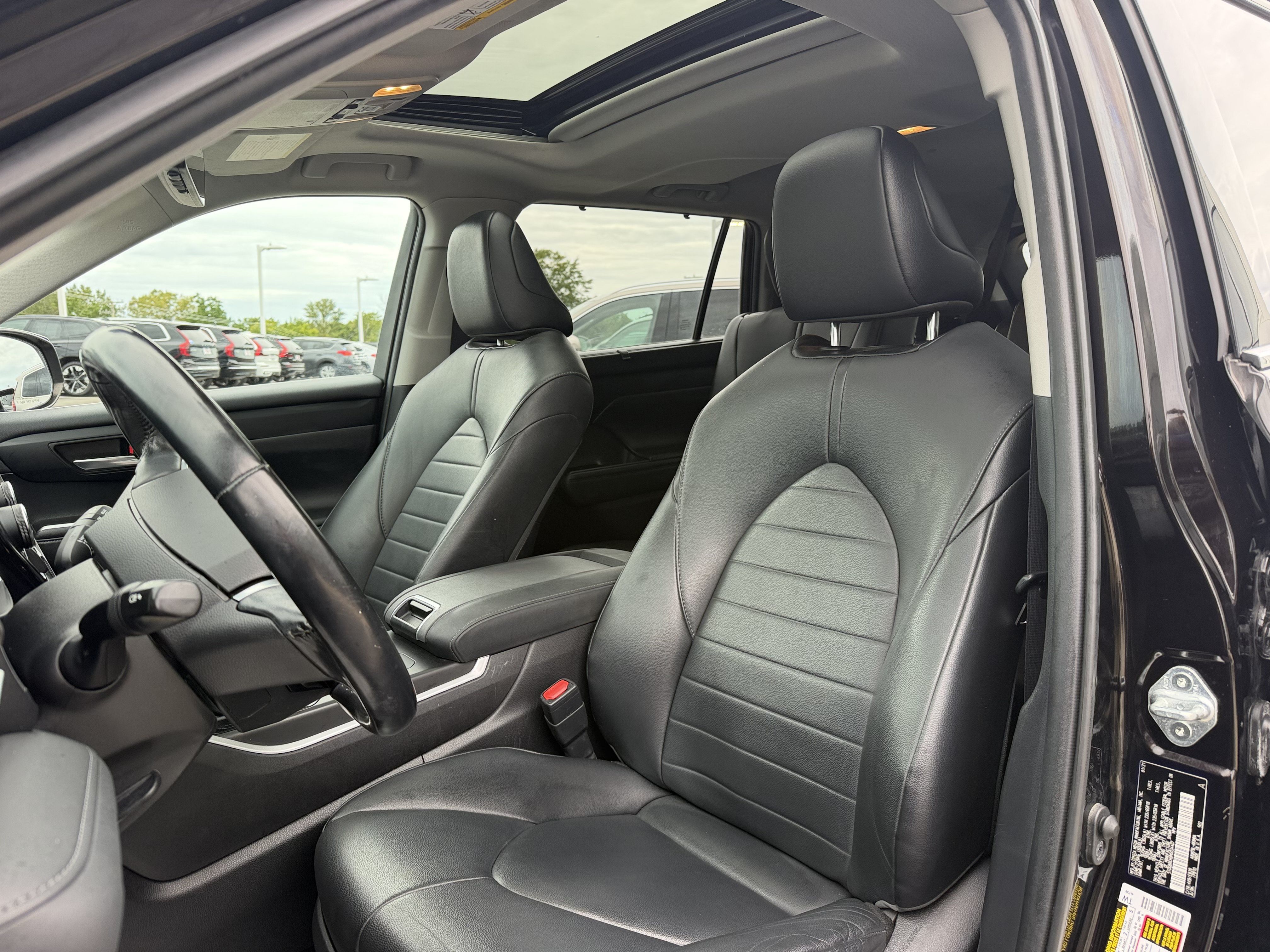 Used 2021 Toyota Highlander XLE AWD/4WD image 8