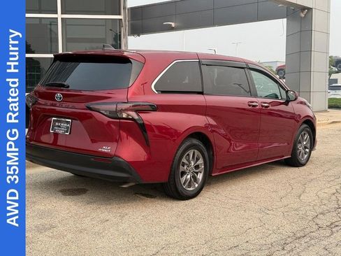 Used 2023 Toyota Sienna XLE AWD/4WD image 3