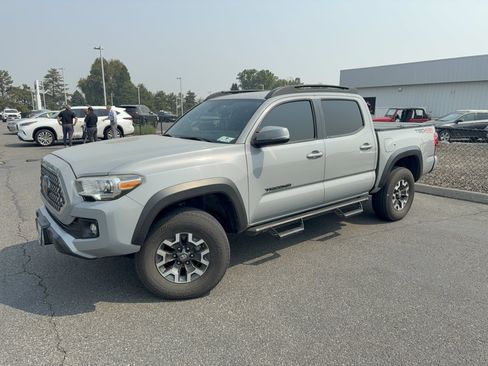 Used 2019 Toyota Tacoma TRD Off-Road w/ Technology Package AWD/4WD image 5