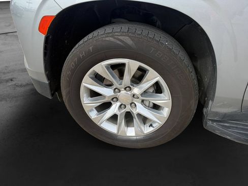 Used 2023 Chevrolet Suburban Premier RWD image 9