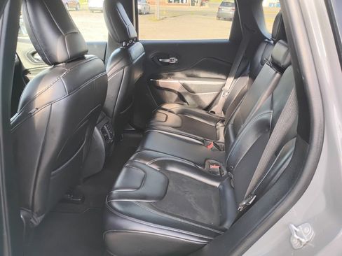 Used 2019 Jeep Cherokee Latitude Plus AWD/4WD image 6