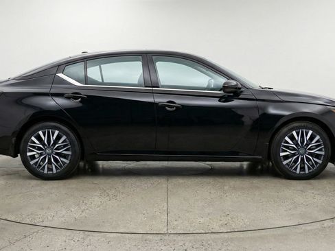 Used 2025 Nissan Altima 2.5 SV FWD image 11
