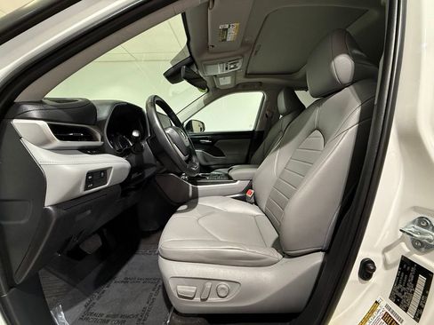 Used 2023 Toyota Highlander XLE AWD/4WD image 13