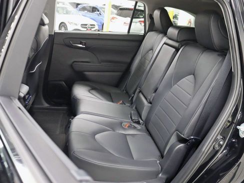 Used 2020 Toyota Highlander XLE image 23