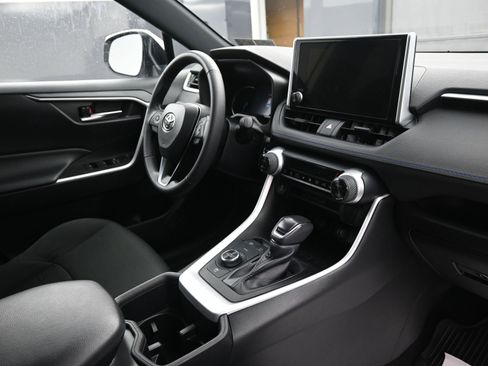 Used 2023 Toyota RAV4 SE image 29