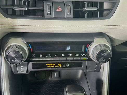 Used 2022 Toyota RAV4 XLE Premium image 24