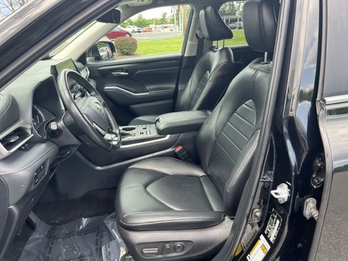 Used 2024 Toyota Highlander XLE AWD/4WD image 13
