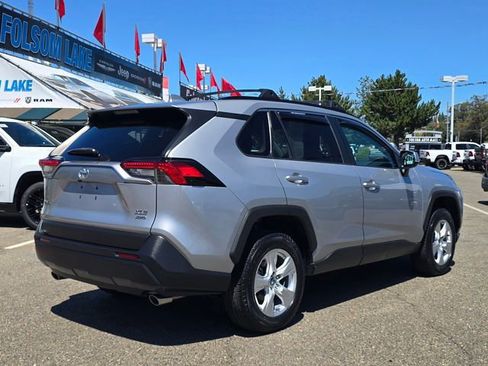 Used 2021 Toyota RAV4 XLE AWD/4WD image 4