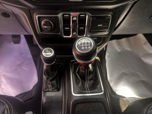 Used 2021 Jeep Wrangler Unlimited Sahara w/ Uconnect 4C Nav & Sound Group AWD/4WD image 23