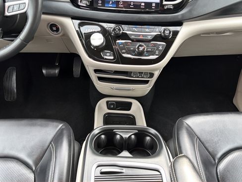 Used 2023 Chrysler Pacifica Touring-L FWD image 14