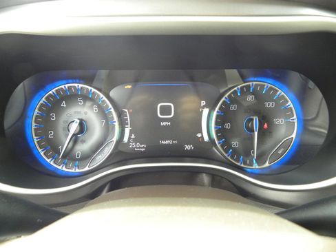 Used 2018 Chrysler Pacifica Touring-L w/ Advanced Safetytec Group FWD image 10