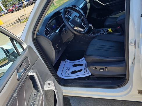 Used 2024 Volkswagen Tiguan SE image 18