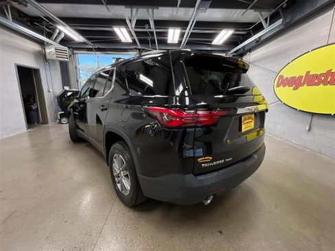 Used 2022 Chevrolet Traverse LT image 3