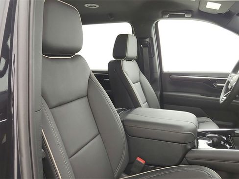 New 2025 Chevrolet Suburban Premier image 30
