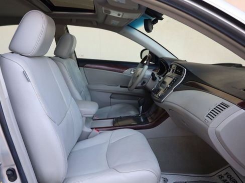 Used 2011 Toyota Avalon Limited FWD image 29