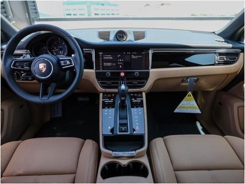 Certified 2025 Porsche Macan AWD/4WD image 24