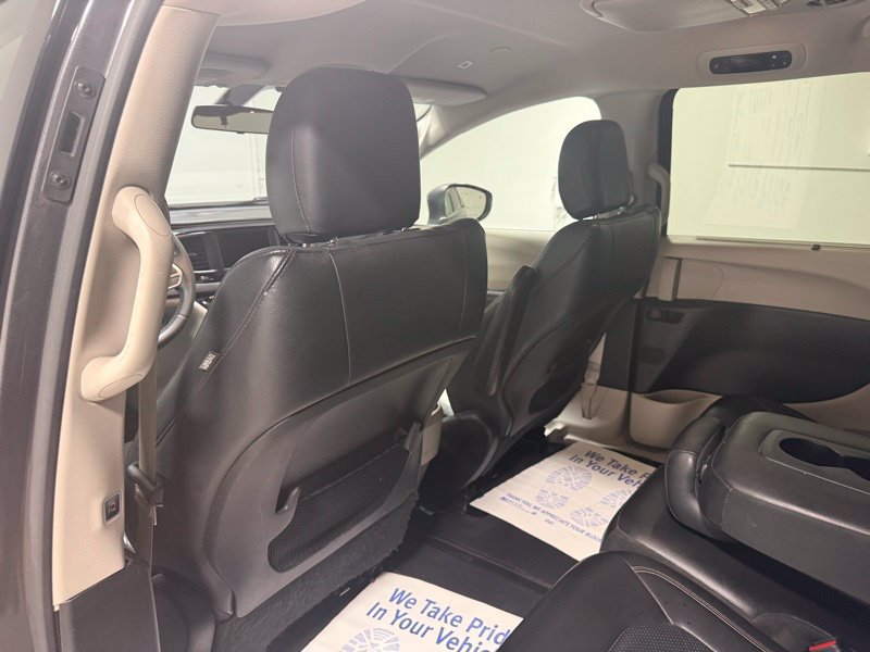 Used 2018 Chrysler Pacifica Touring-L FWD image 17