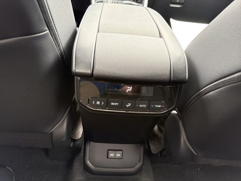 Used 2023 Toyota Highlander XLE AWD/4WD image 26